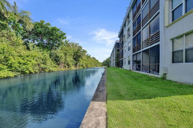 106 ROYAL PARK Drive 2A, Oakland Park, FL 33309