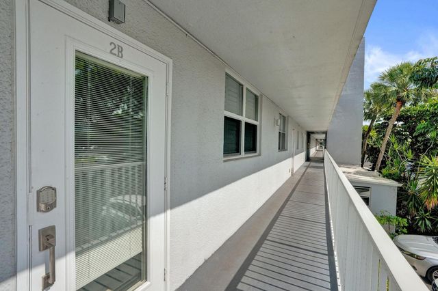 106 ROYAL PARK Drive 2A, Oakland Park, FL 33309