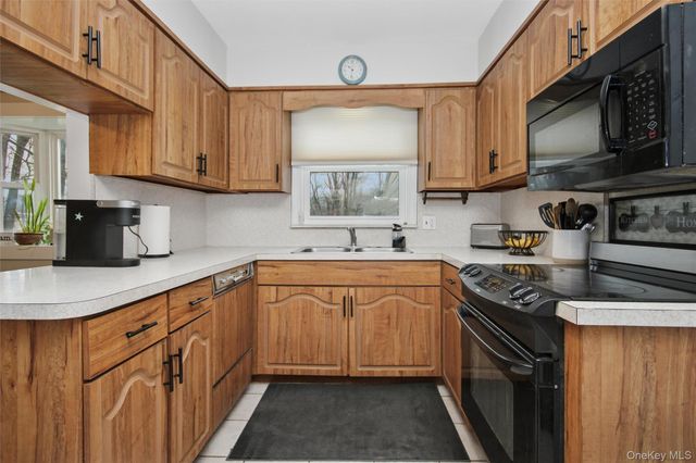 22 Wendover Drive, Poughkeepsie, NY 12601