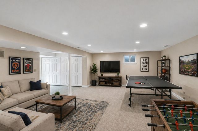 1145 Hunting Drive W, Palatine, IL 60067