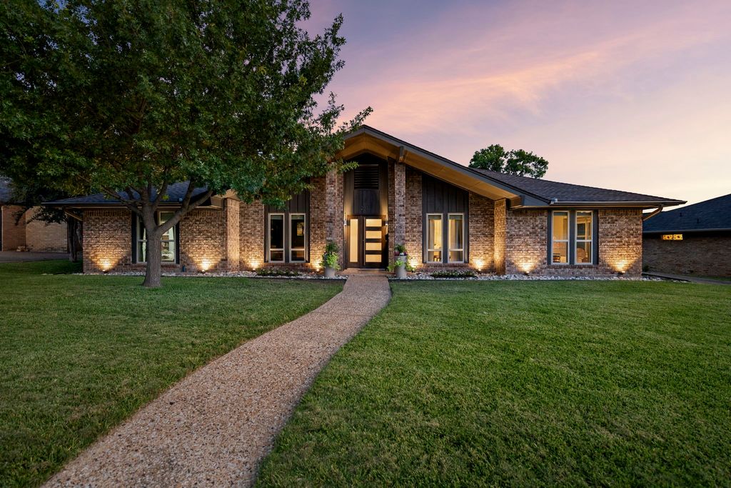 2812 Carriage Lane, Carrollton, TX 75006