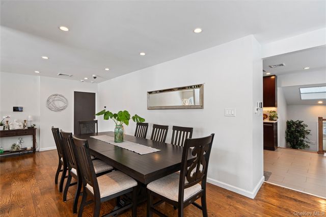 24 Jeffrey Lane, Great Neck, NY 11020