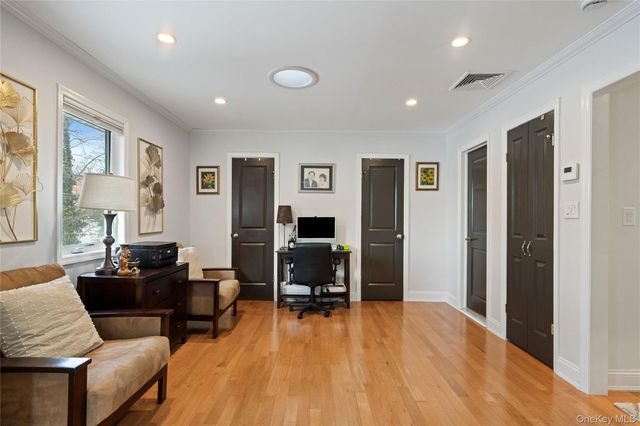 24 Jeffrey Lane, Great Neck, NY 11020