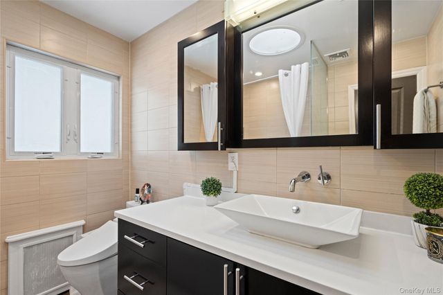 24 Jeffrey Lane, Great Neck, NY 11020