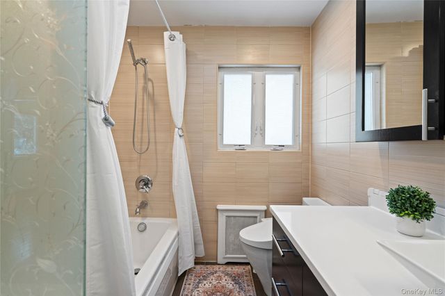 24 Jeffrey Lane, Great Neck, NY 11020