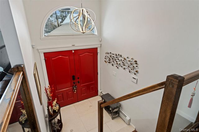 24 Jeffrey Lane, Great Neck, NY 11020