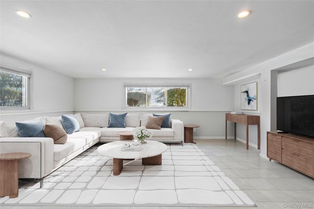 24 Jeffrey Lane, Great Neck, NY 11020