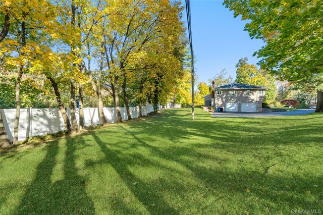 24 Jeffrey Lane, Great Neck, NY 11020