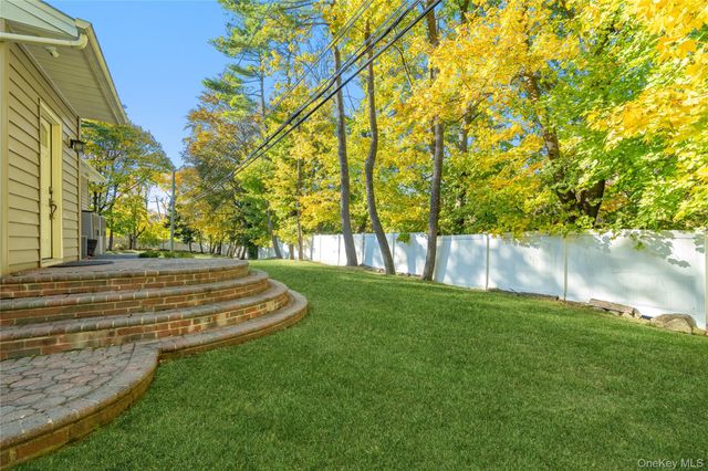 24 Jeffrey Lane, Great Neck, NY 11020