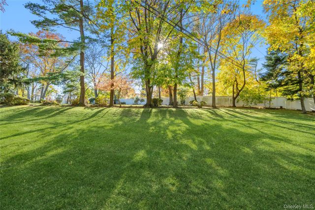 24 Jeffrey Lane, Great Neck, NY 11020