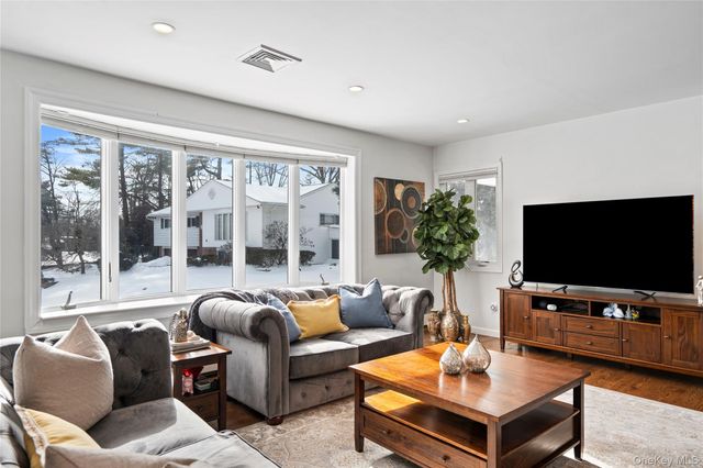 24 Jeffrey Lane, Great Neck, NY 11020