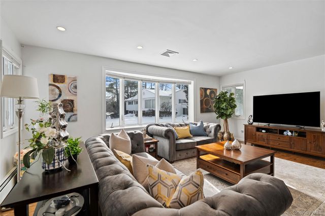 24 Jeffrey Lane, Great Neck, NY 11020