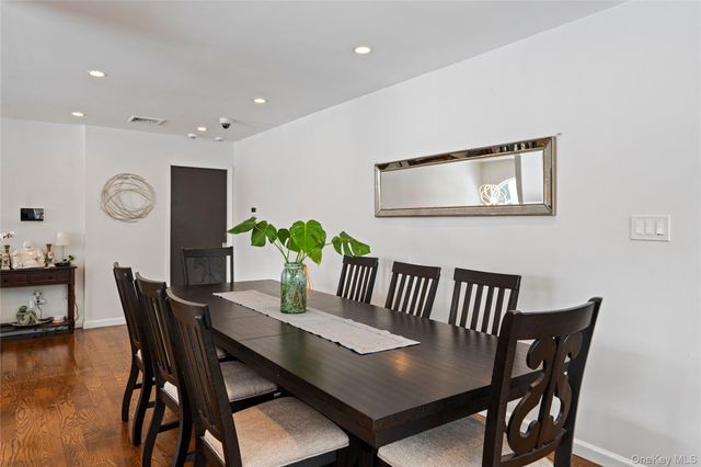 24 Jeffrey Lane, Great Neck, NY 11020