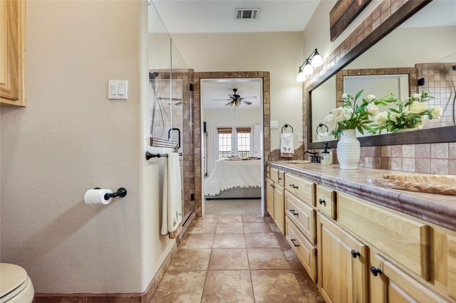 5200 Arrowhead DR, Lago Vista, TX 78645