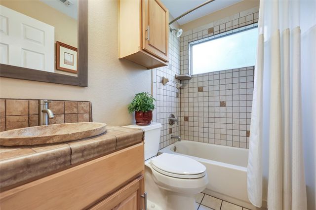 5200 Arrowhead DR, Lago Vista, TX 78645