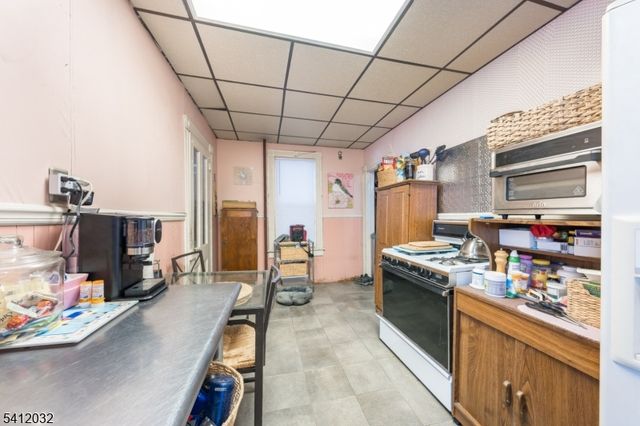 529 Maple Ave, Elizabeth City, NJ 07202