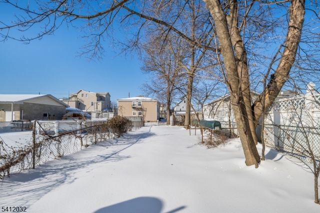 529 Maple Ave, Elizabeth City, NJ 07202