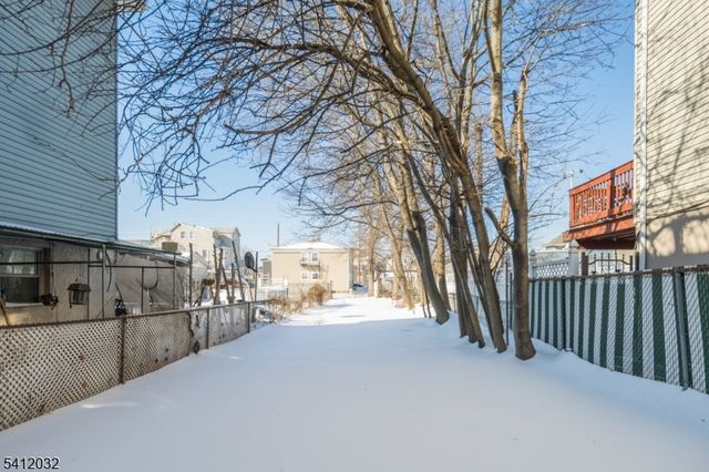 529 Maple Ave, Elizabeth City, NJ 07202