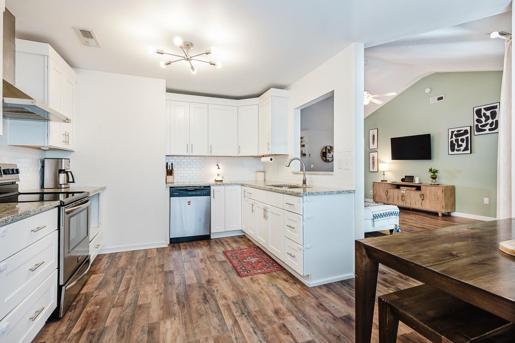 Image 11 of property listing at 1260 Lakefront Drive, Charleston, SC 29412