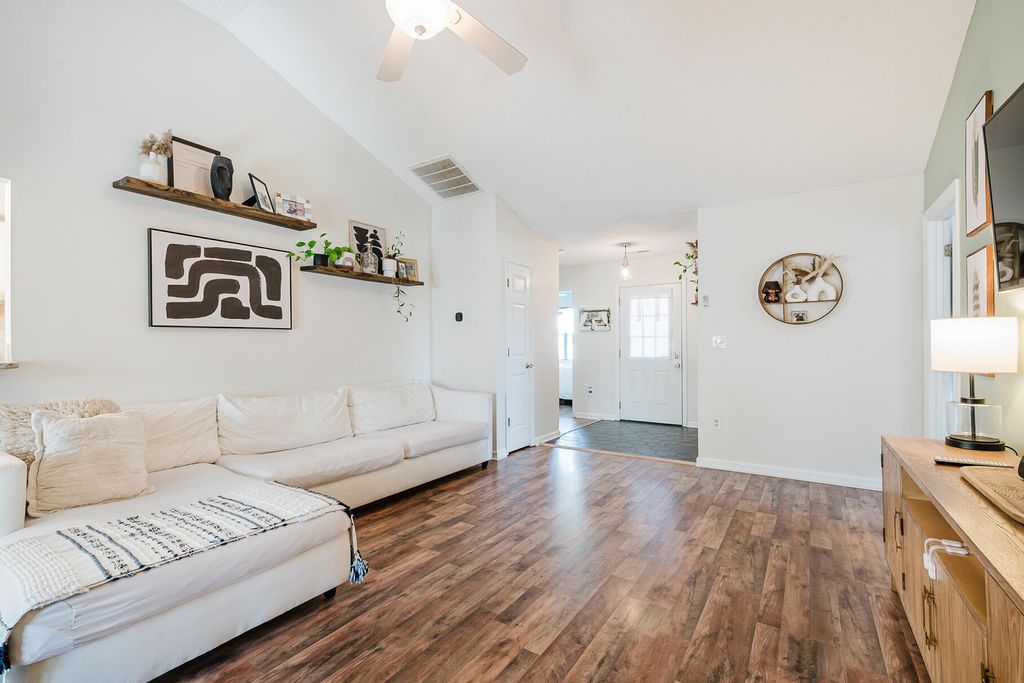 Image 7 of property listing at 1260 Lakefront Drive, Charleston, SC 29412