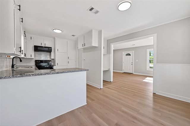 729 Loggins Drive, West Columbia, TX 77486
