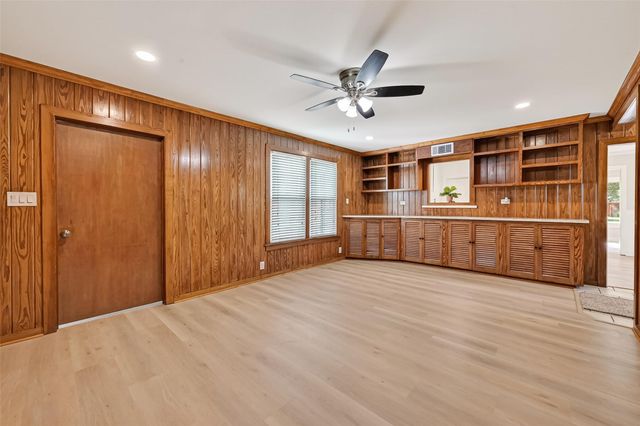 729 Loggins Drive, West Columbia, TX 77486