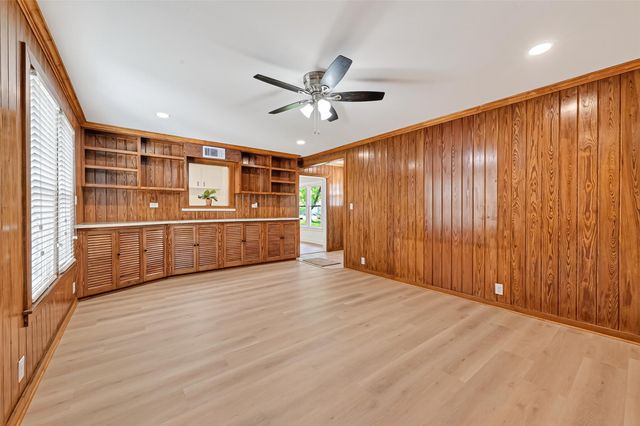 729 Loggins Drive, West Columbia, TX 77486