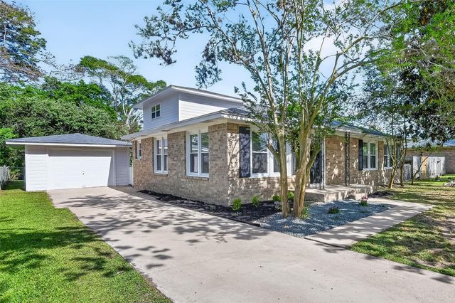 729 Loggins Drive, West Columbia, TX 77486