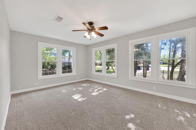 729 Loggins Drive, West Columbia, TX 77486