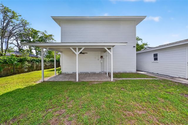 729 Loggins Drive, West Columbia, TX 77486