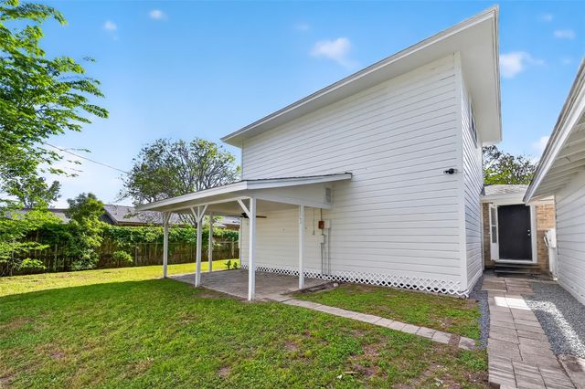 729 Loggins Drive, West Columbia, TX 77486