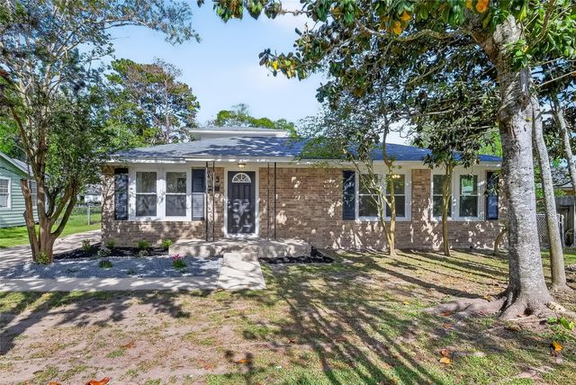 729 Loggins Drive, West Columbia, TX 77486