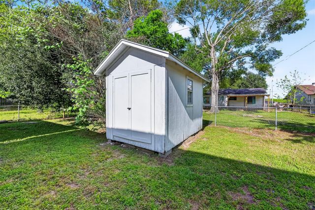 729 Loggins Drive, West Columbia, TX 77486