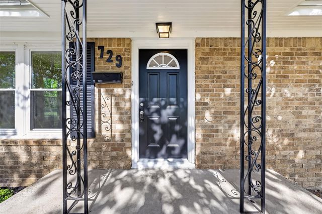 729 Loggins Drive, West Columbia, TX 77486