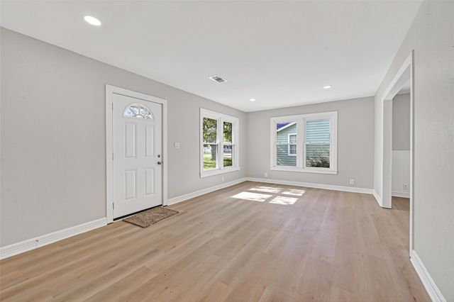 729 Loggins Drive, West Columbia, TX 77486