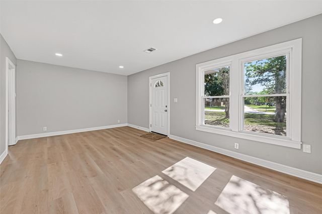 729 Loggins Drive, West Columbia, TX 77486