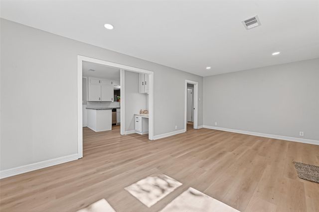 729 Loggins Drive, West Columbia, TX 77486