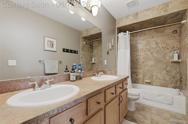505 E Peninsula Court, Oxford Charter Township, MI 48371