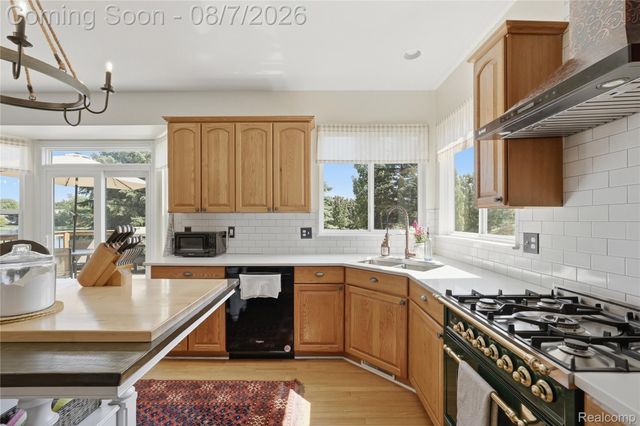 505 E Peninsula Court, Oxford Charter Township, MI 48371