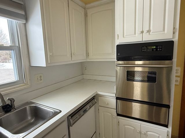 8 Sycamore Cir, Millbury, MA 01527