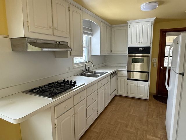 8 Sycamore Cir, Millbury, MA 01527