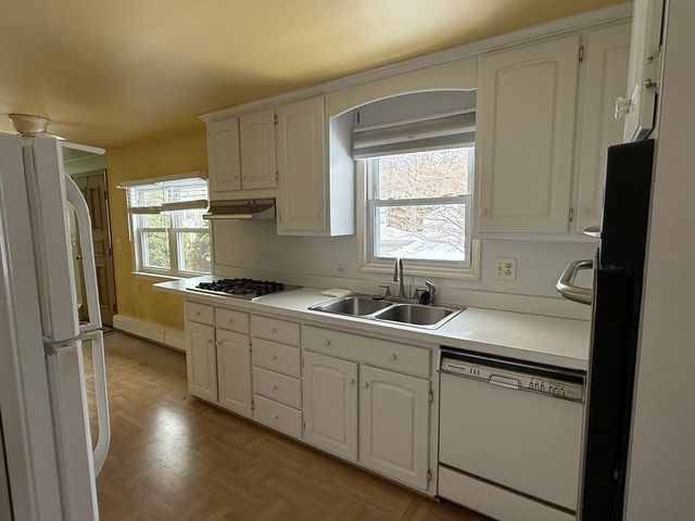 8 Sycamore Cir, Millbury, MA 01527