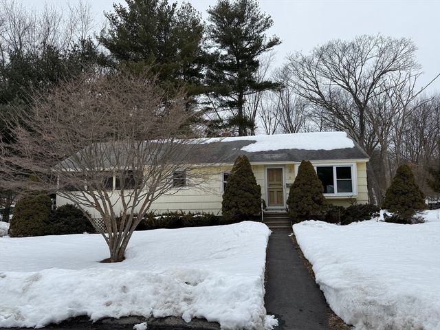8 Sycamore Cir, Millbury, MA 01527