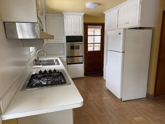 8 Sycamore Cir, Millbury, MA 01527