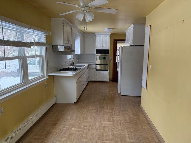 8 Sycamore Cir, Millbury, MA 01527