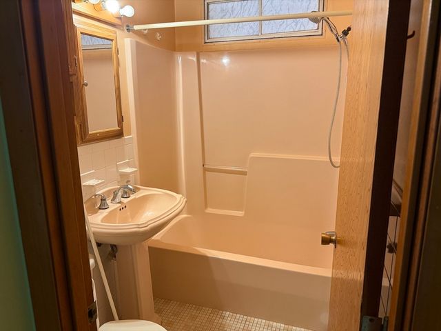 8 Sycamore Cir, Millbury, MA 01527