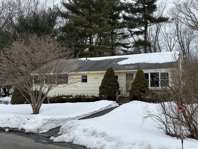 8 Sycamore Cir, Millbury, MA 01527