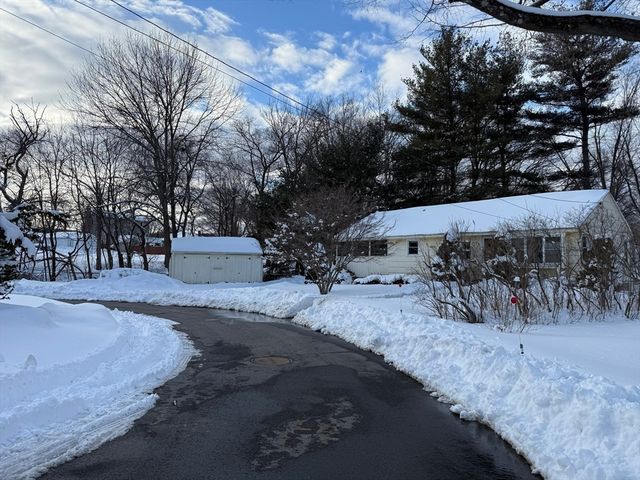 8 Sycamore Cir, Millbury, MA 01527