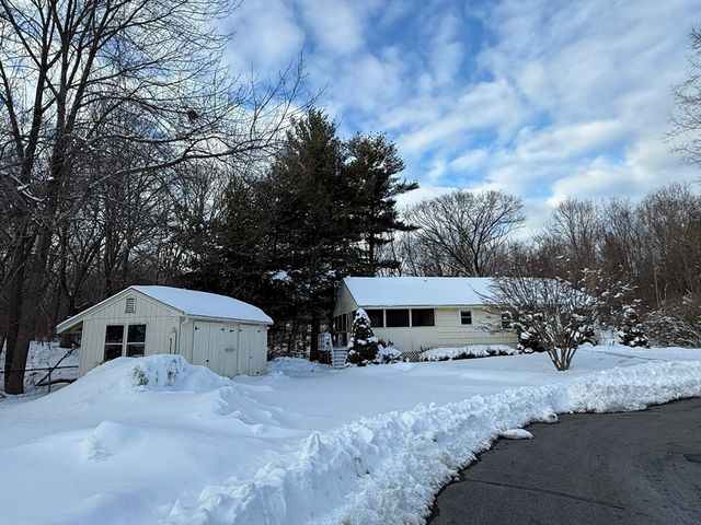 8 Sycamore Cir, Millbury, MA 01527