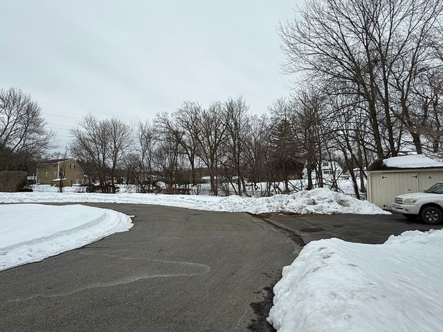 8 Sycamore Cir, Millbury, MA 01527